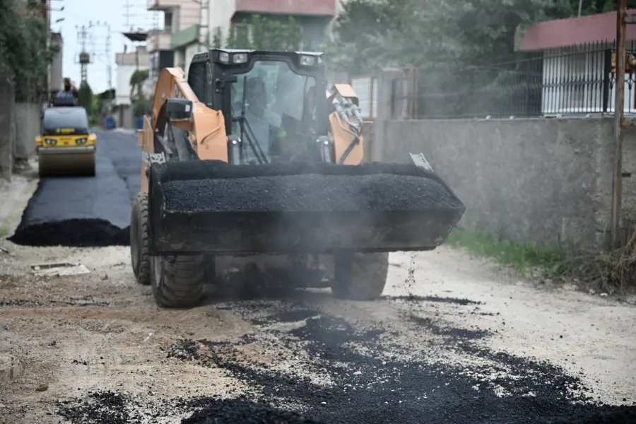 Seyhan'da asfalt mesaisi hız kesmiyor