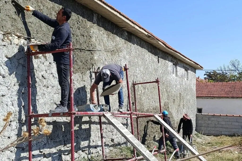 Sivrihisar Belediyesi, ortak kullanım alanlarını daha bakımlı, çalışmaları sürdürüyor