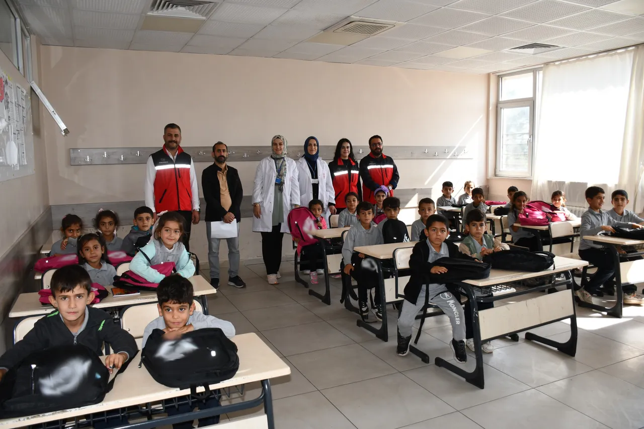 Siverek'te öğrencilere çanta ve kırtasiye desteği sağlandı