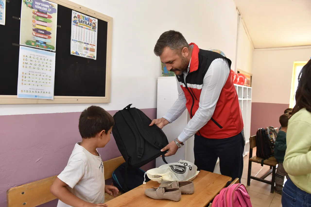 Siverek'te öğrencilere çanta ve kırtasiye desteği sağlandı