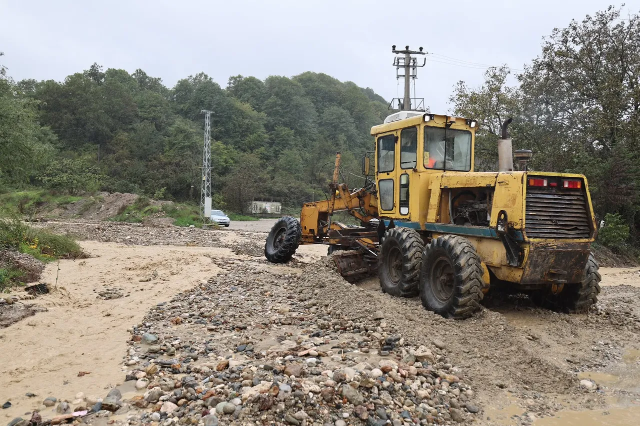 Başkan Alemdar Sapanca ve Geyve’deki afet bölgelerinden son durumu açıkladı