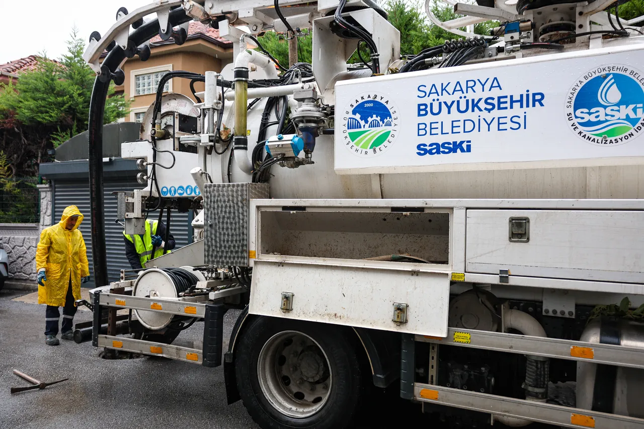 Büyükşehir ve SASKİ tüm imkanlarıyla sabaha kadar aralıksız mücadele etti