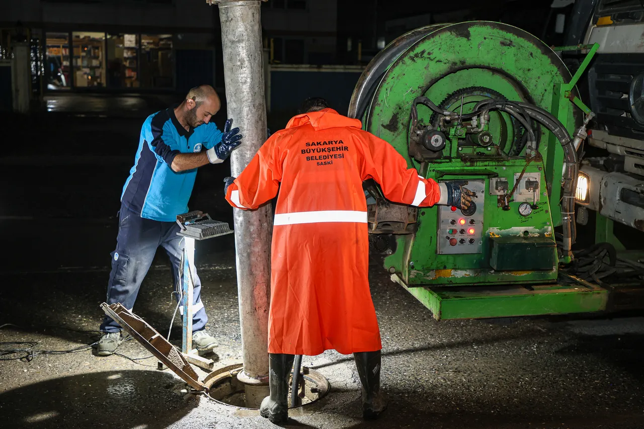 Büyükşehir ve SASKİ tüm imkanlarıyla sabaha kadar aralıksız mücadele etti
