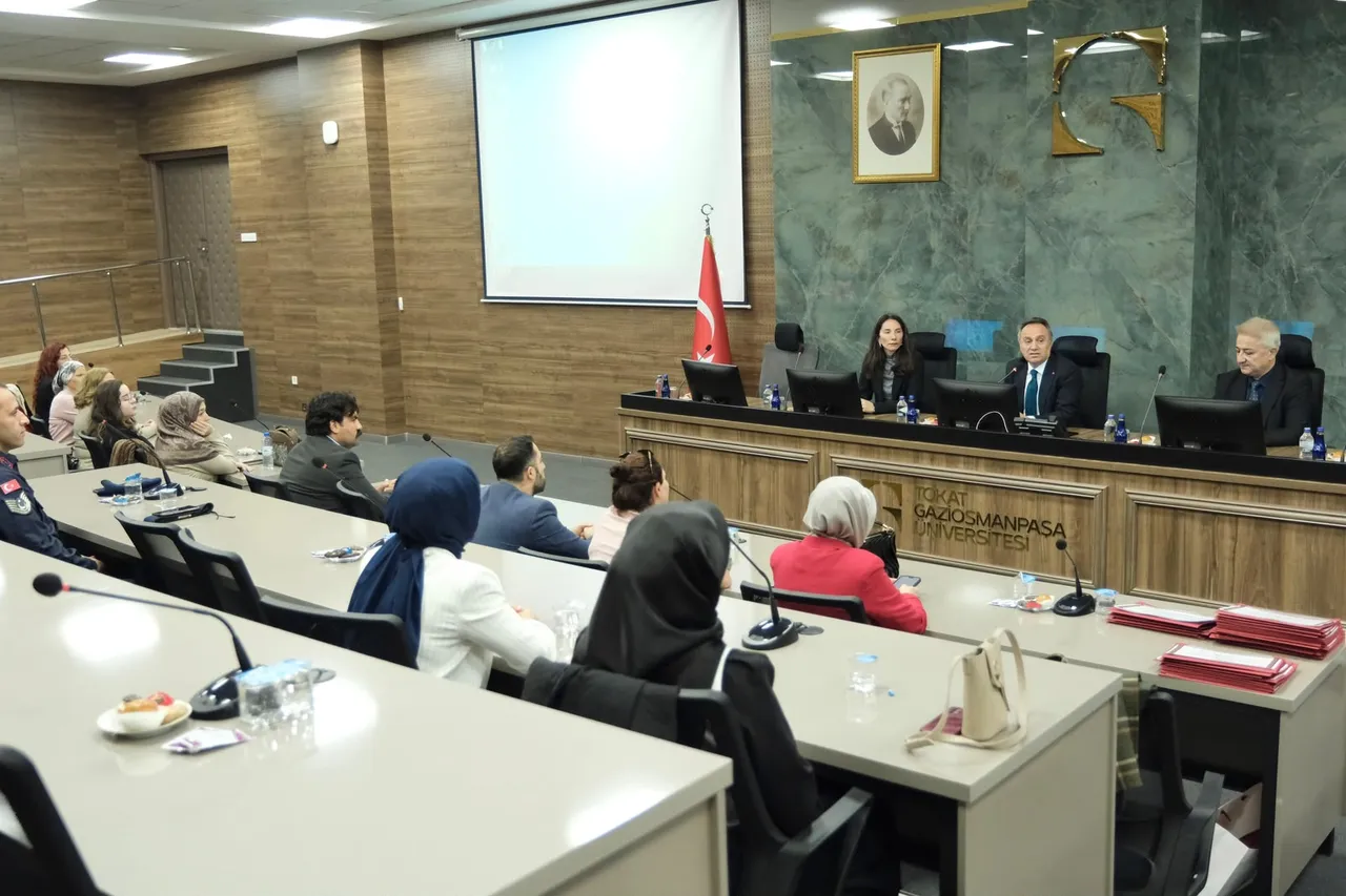 TOGÜ’de bağımlılıkla mücadele eğitimine katkı sunan eğitmenlere teşekkür belgesi