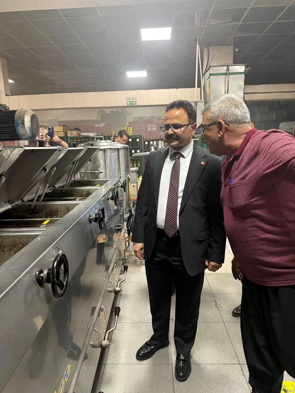 Çukurova Kaymakamı Alkan'dan soğuk sıkım zeytinyağı fabrikasını ziyaret