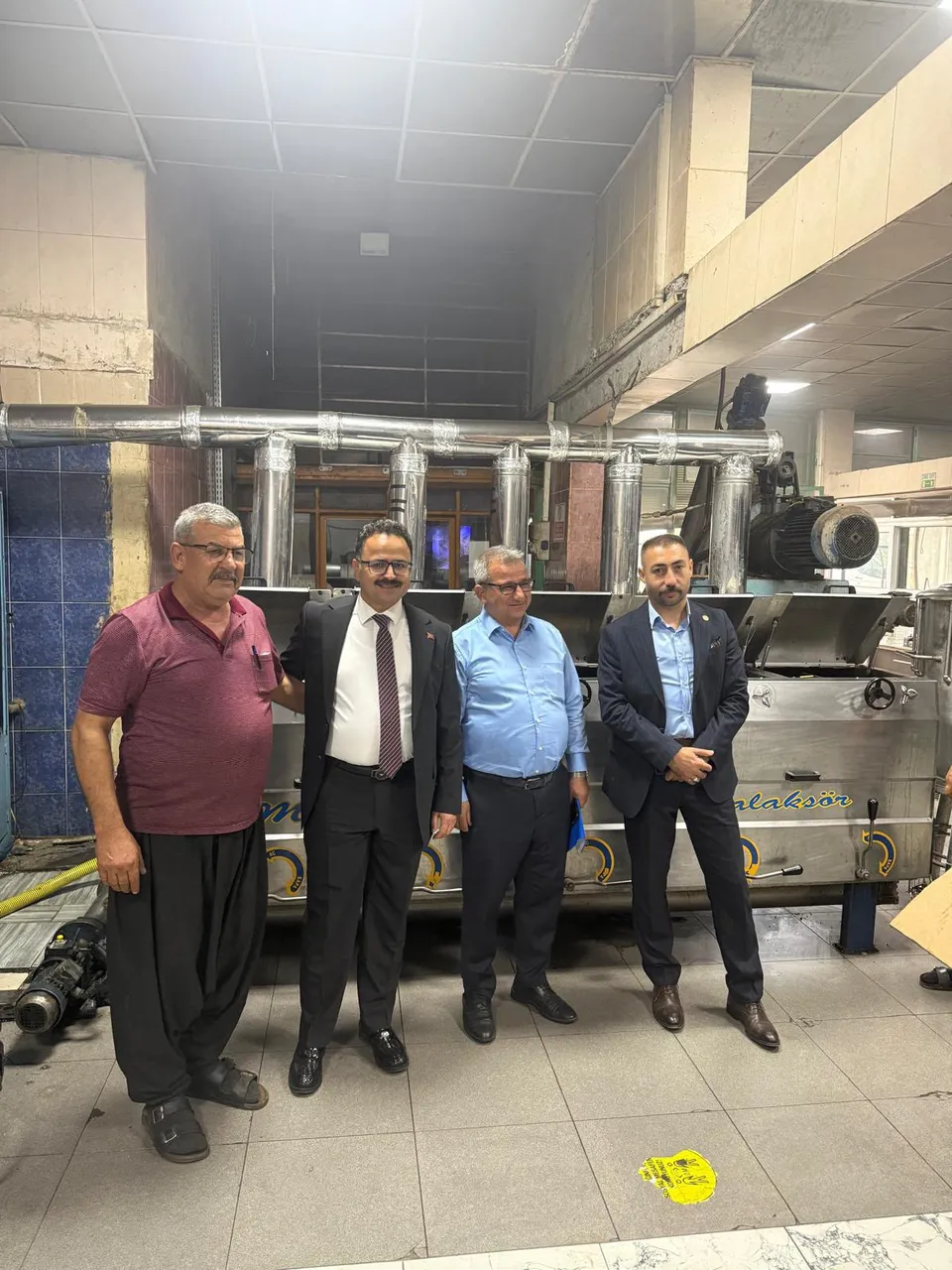 Çukurova Kaymakamı Alkan'dan soğuk sıkım zeytinyağı fabrikasını ziyaret