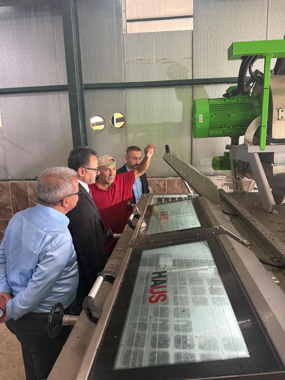 Çukurova Kaymakamı Alkan, Çukurova'da faaliyet gösteren zeytinyağı fabrikasını ziyaret etti