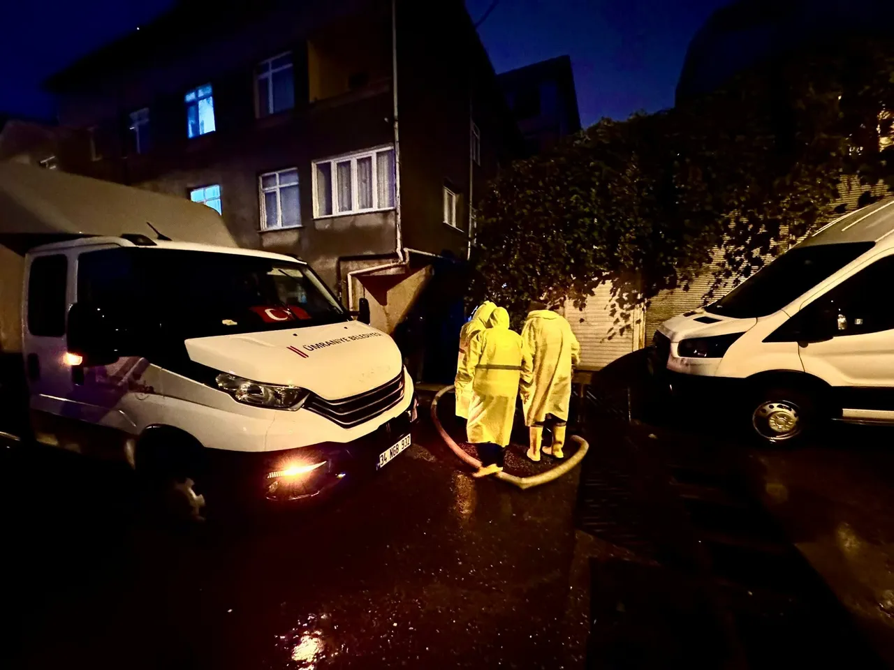 Ümraniye’de yoğun yağışa karşı kesintisiz saha mesaisi