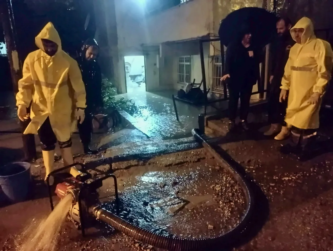 Ümraniye’de yoğun yağışa karşı kesintisiz saha mesaisi