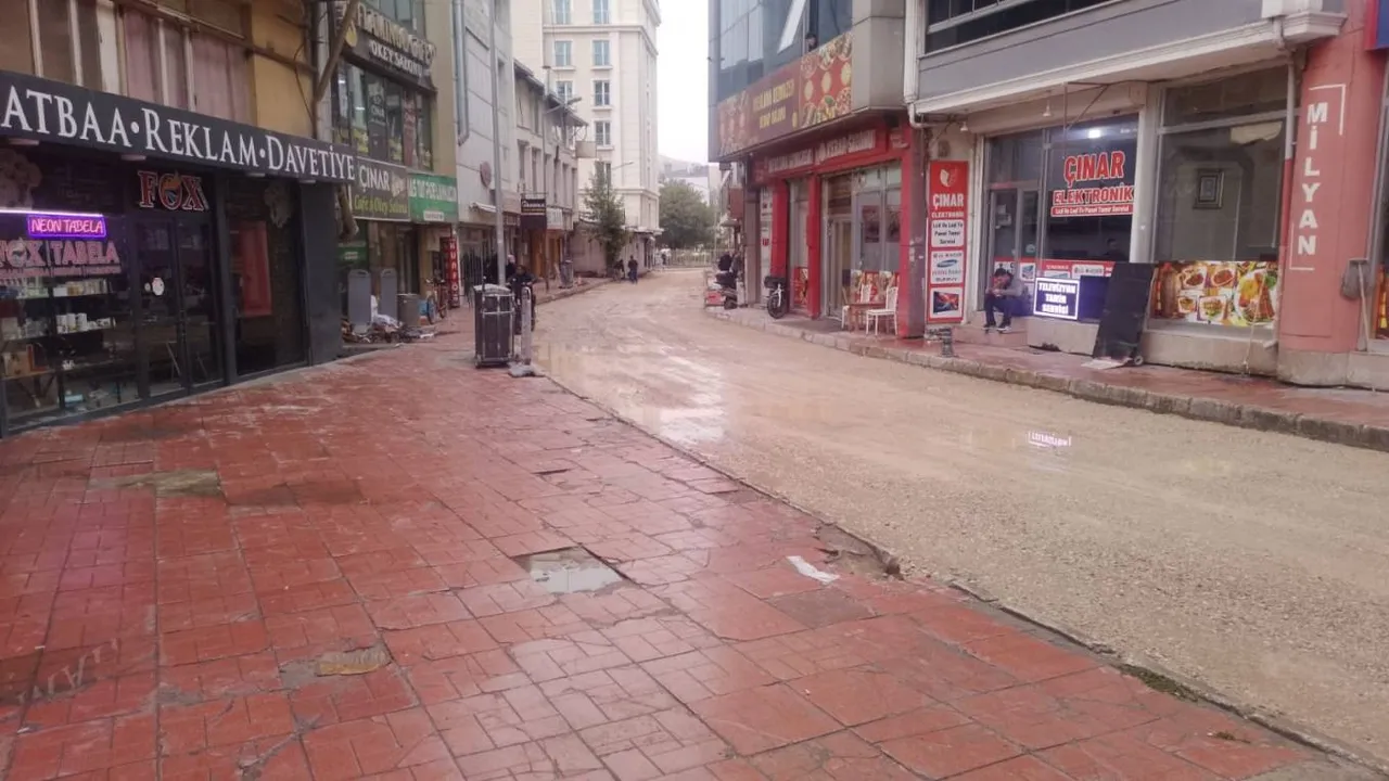 İpekyolu Belediyesi Zerbank Sokak’ı asfaltlayarak halkın hizmetine sundu