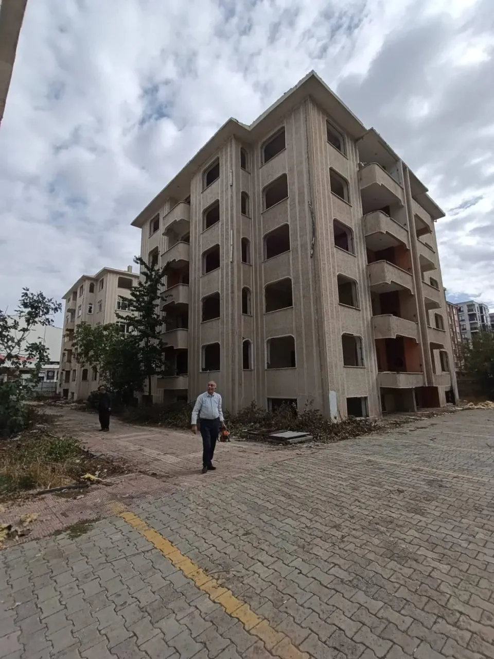 İskele Caddesi’nde bulunan yapıda yıkım çalışmaları başladı