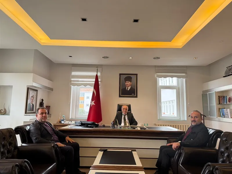 Bafra Evlendirme Dairesi memurları, 19 Mayıs Kaymakamı Haluk Şimşek'’i ziyaret etti