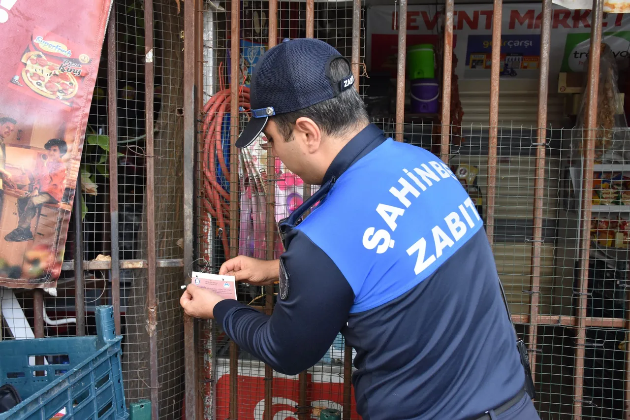 Son kullanma tarihi geçmiş ürün satan 2 market kapatıldı