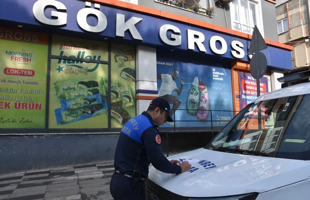 Son kullanma tarihi geçmiş ürün satan 2 market kapatıldı