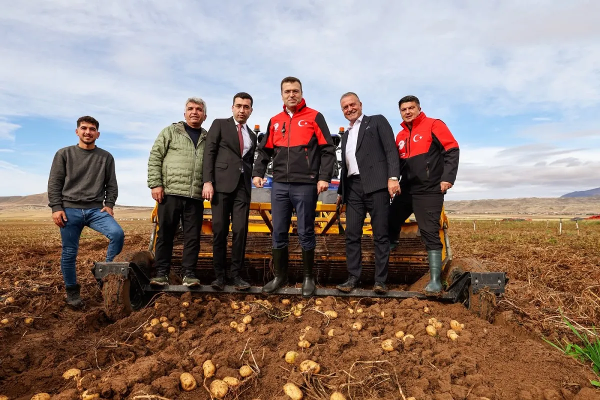Niğde Valisi Akmeşe, Altunhisar'da patates hasadına katıldı
