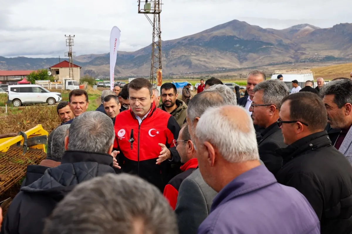 Niğde Valisi Akmeşe, Altunhisar'da patates hasadına katıldı