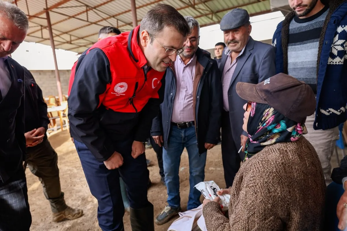 Niğde Valisi Akmeşe, Altunhisar'da patates hasadına katıldı