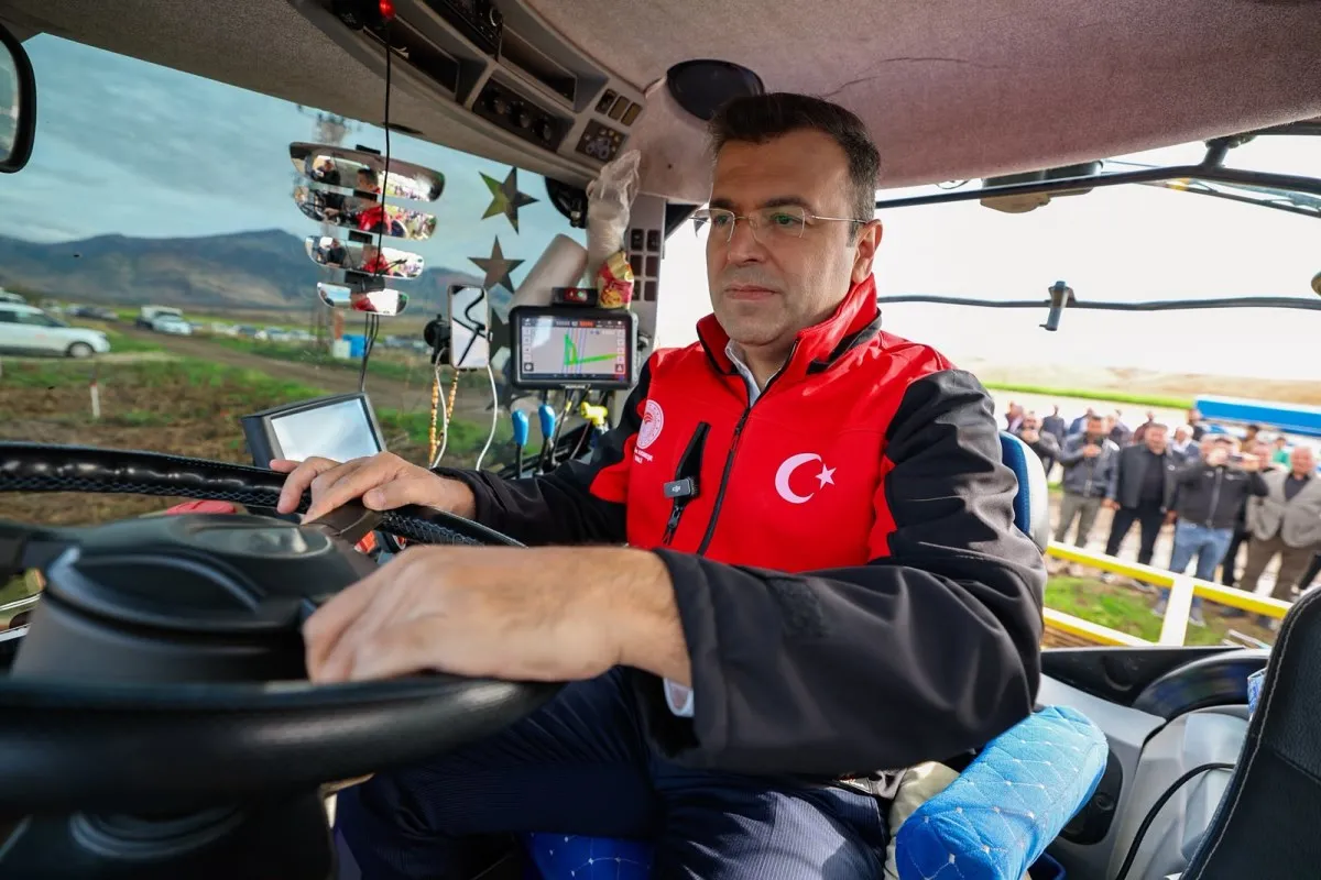 Niğde Valisi Akmeşe, Altunhisar'da patates hasadına katıldı