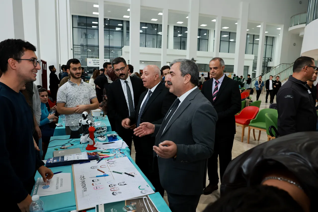 SBTÜ’de öğrenci toplulukları tanıtım ve üye kayıt etkinliği düzenlendi