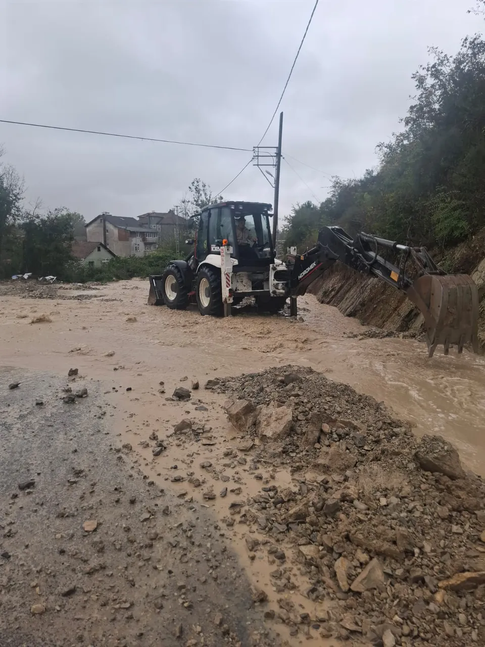 Zonguldak genelinde etkili olan kuvvetli yağışların yol açtığı olumsuz etkilerine yönelik saha çalışmaları aralıksız sürdürülmektedir
