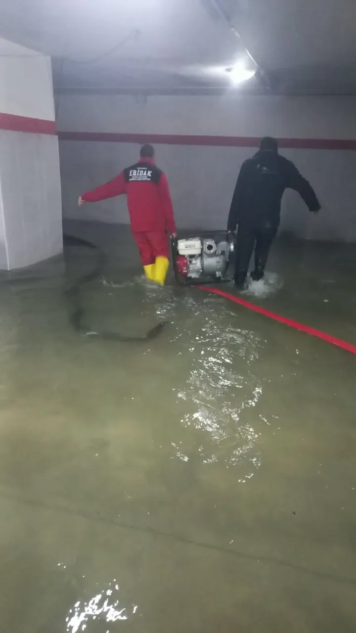 Zonguldak genelinde etkili olan kuvvetli yağışların yol açtığı olumsuz etkilerine yönelik saha çalışmaları aralıksız sürdürülmektedir