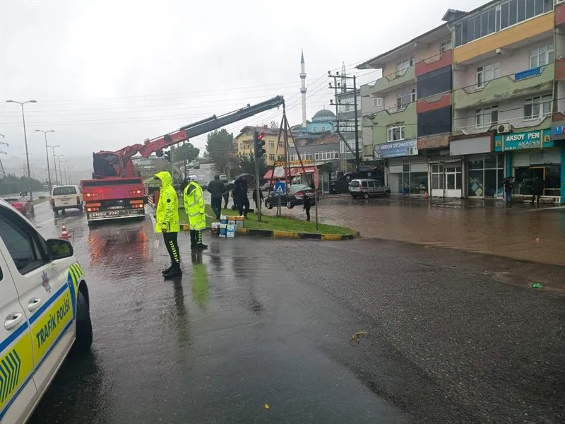 Zonguldak genelinde etkili olan kuvvetli yağışların yol açtığı olumsuz etkilerine yönelik saha çalışmaları aralıksız sürdürülmektedir