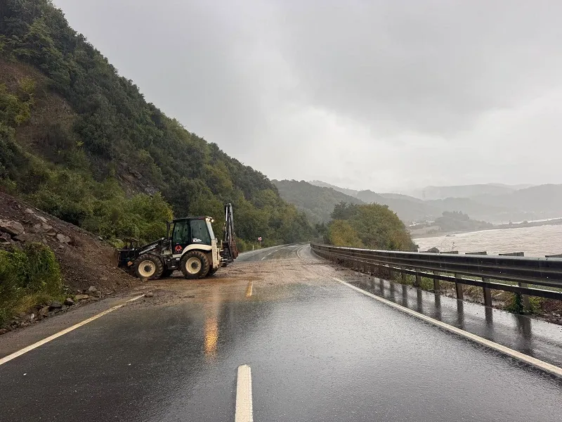 Zonguldak genelinde etkili olan kuvvetli yağışların yol açtığı olumsuz etkilerine yönelik saha çalışmaları aralıksız sürdürülmektedir