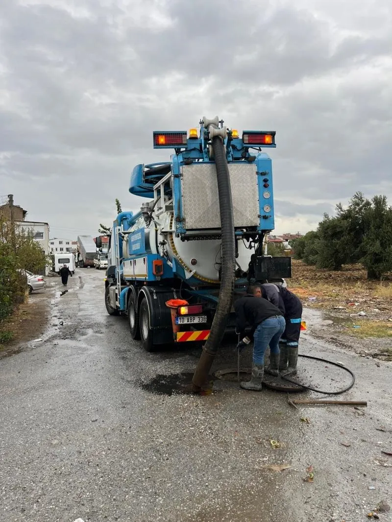Büyükşehir Belediyesi ve BASKİ ekipleri 20 ilçede teyakkuzda