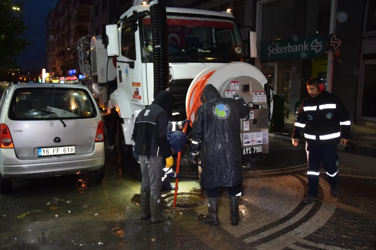 Büyükşehir Belediyesi ve BASKİ ekipleri 20 ilçede teyakkuzda