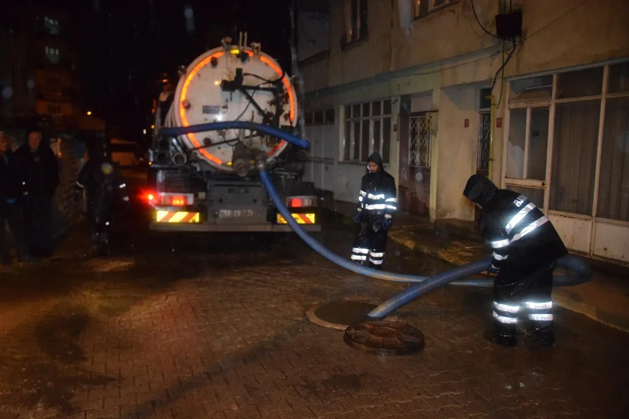 Büyükşehir Belediyesi ve BASKİ ekipleri 20 ilçede teyakkuzda