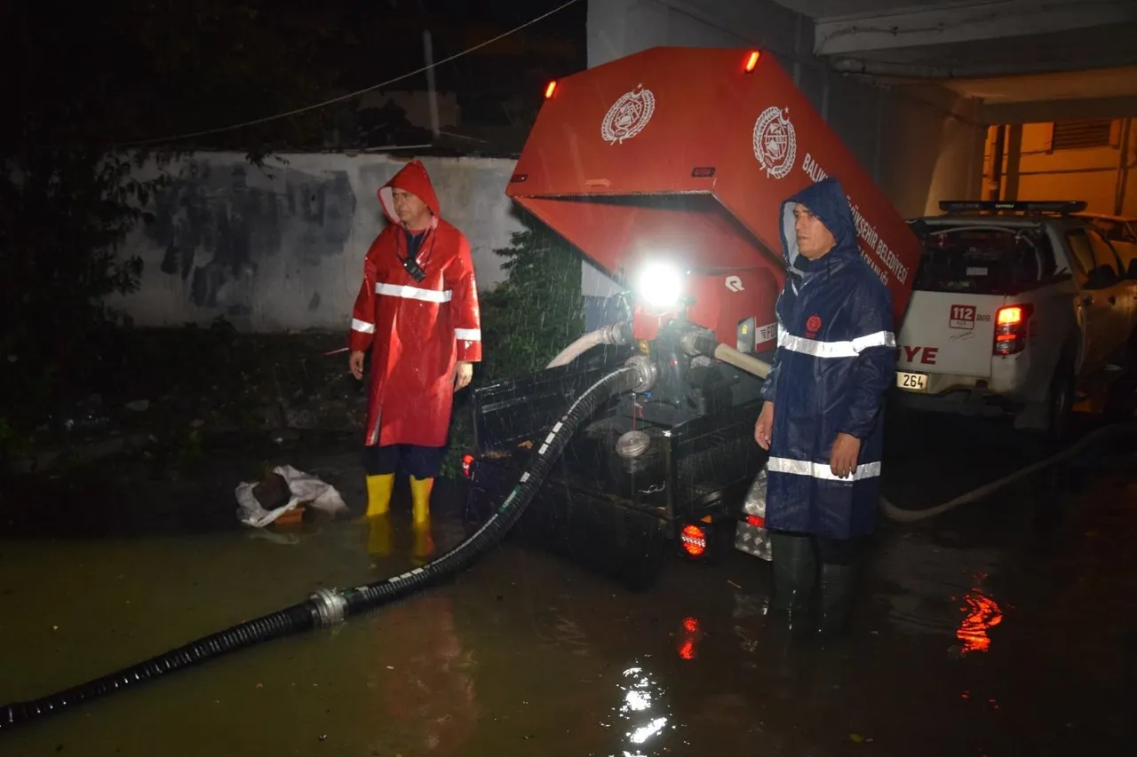 Büyükşehir Belediyesi ve BASKİ ekipleri 20 ilçede teyakkuzda