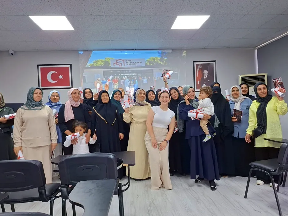 Bornova Aile Destek Merkezi ilk okuma yazma sertifikalarını törenle takdim etti