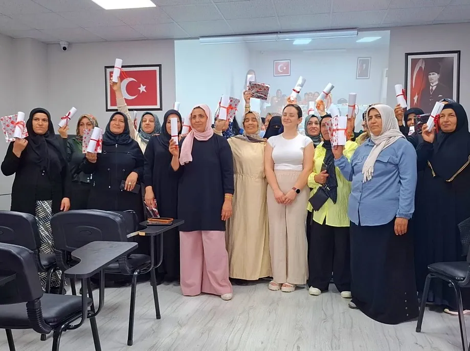 Bornova Aile Destek Merkezi ilk okuma yazma sertifikalarını törenle takdim etti