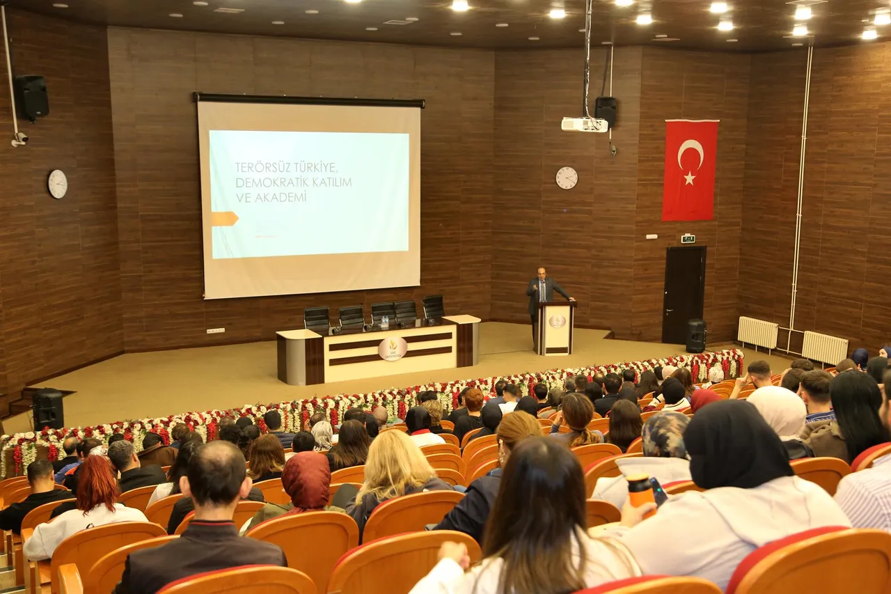 Siirt Üniversitesinde “Terörsüz Türkiye, Demokratik Katılım ve Akademi” konferansı düzenlendi