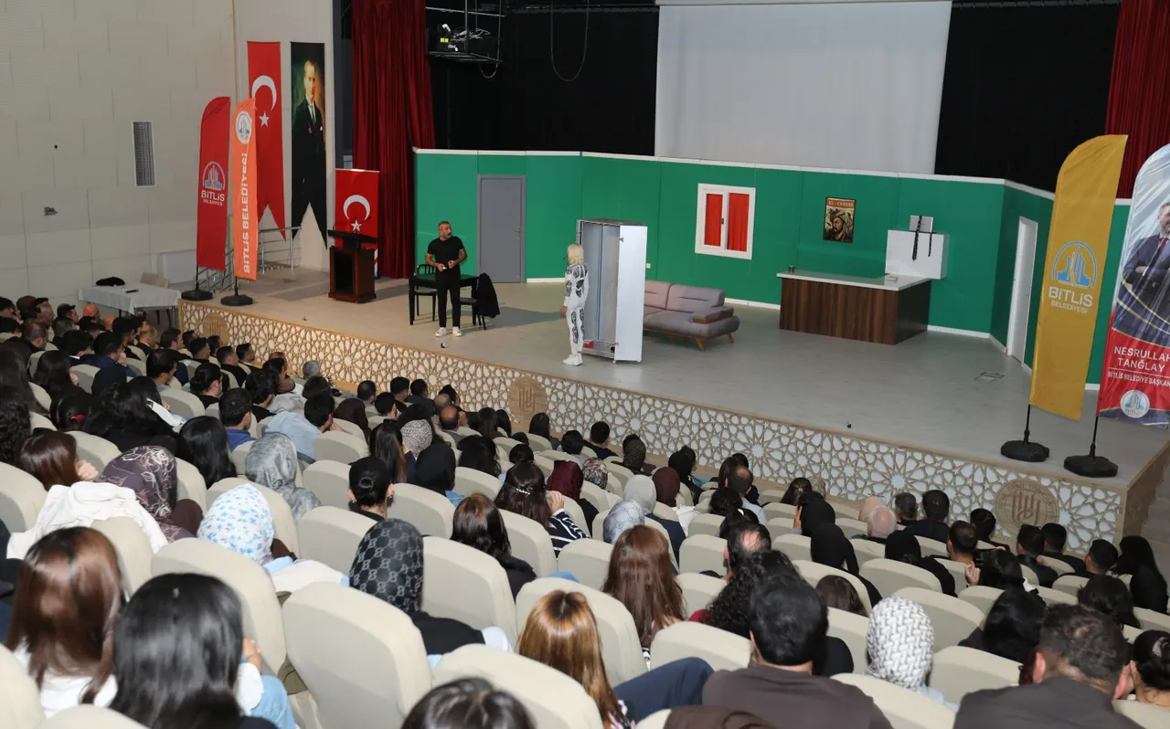 “Şimdi Telefonunuza Bir Kod Gelecek” Adlı Tiyatro Oyunu Bitlis Eren Üniversitesinde sahnelendi