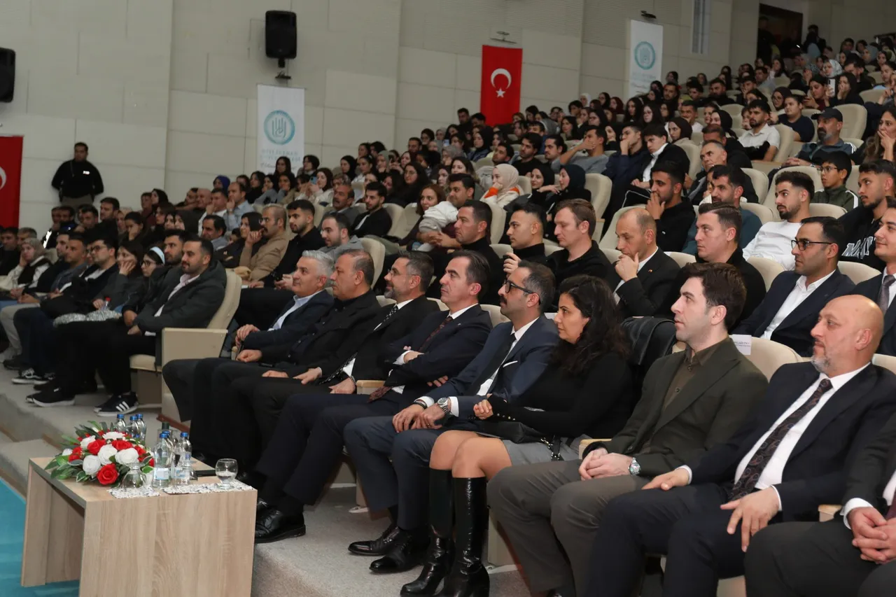 “Şimdi Telefonunuza Bir Kod Gelecek” Adlı Tiyatro Oyunu Bitlis Eren Üniversitesinde sahnelendi