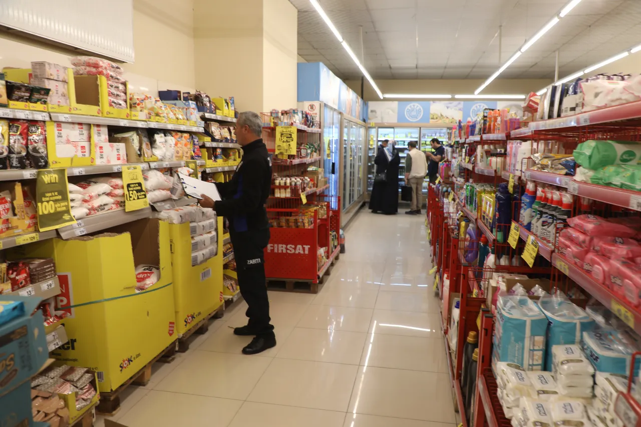 Erciş Belediyesi: Zabıta ekiplerinden marketlere sıkı denetim