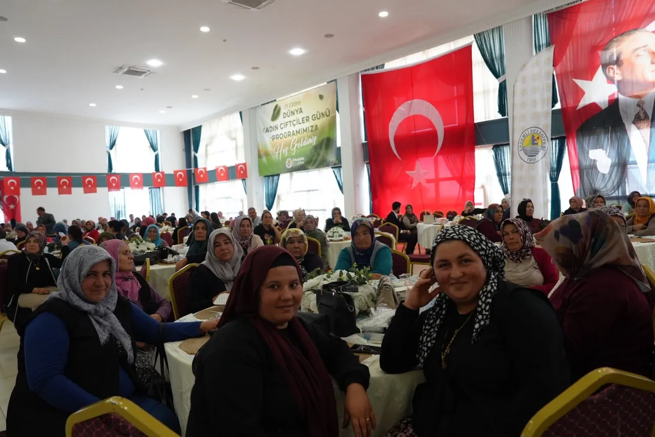 Erdemli Belediyesi üreten kadınların yanında