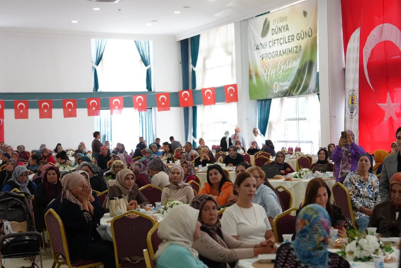 Erdemli Belediyesi üreten kadınların yanında