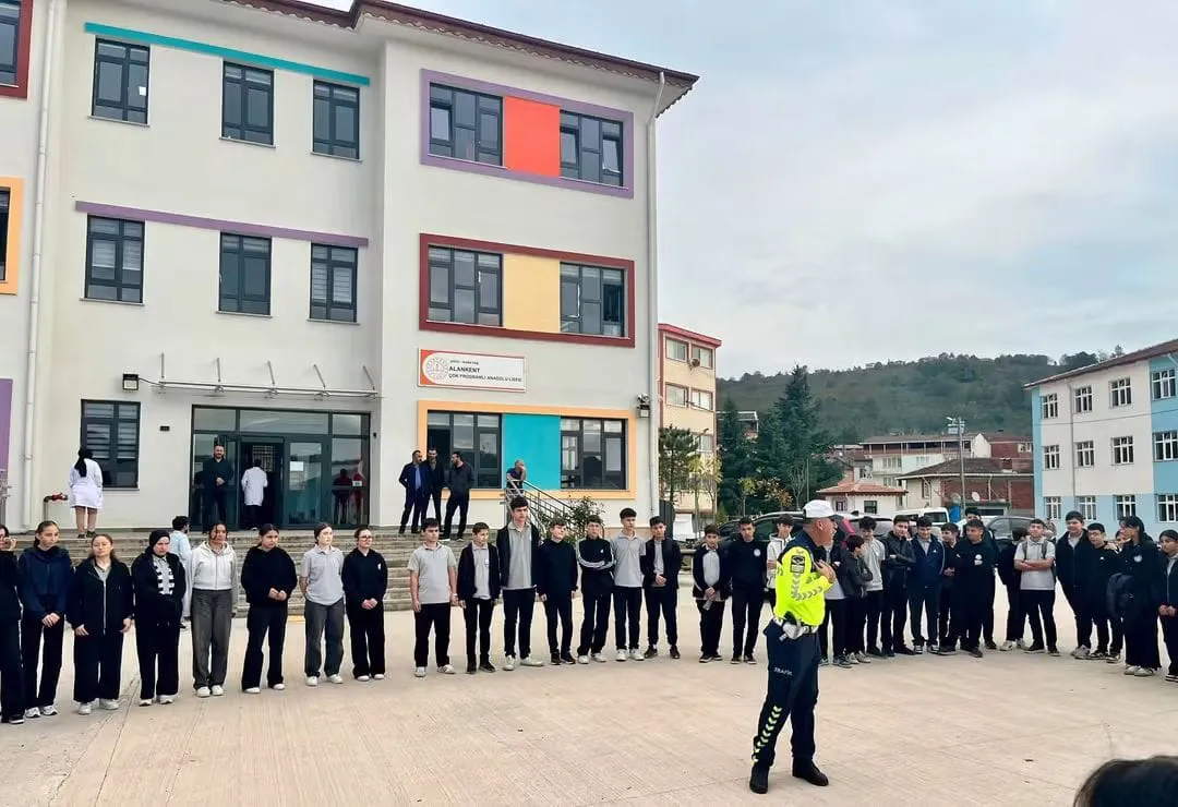 Öğrencilere trafik güvenliği eğitimi verildi
