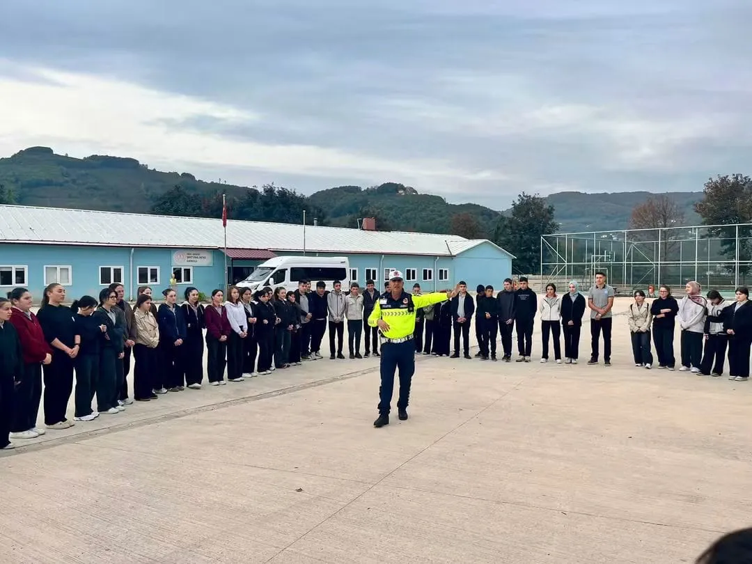 Öğrencilere trafik güvenliği eğitimi verildi