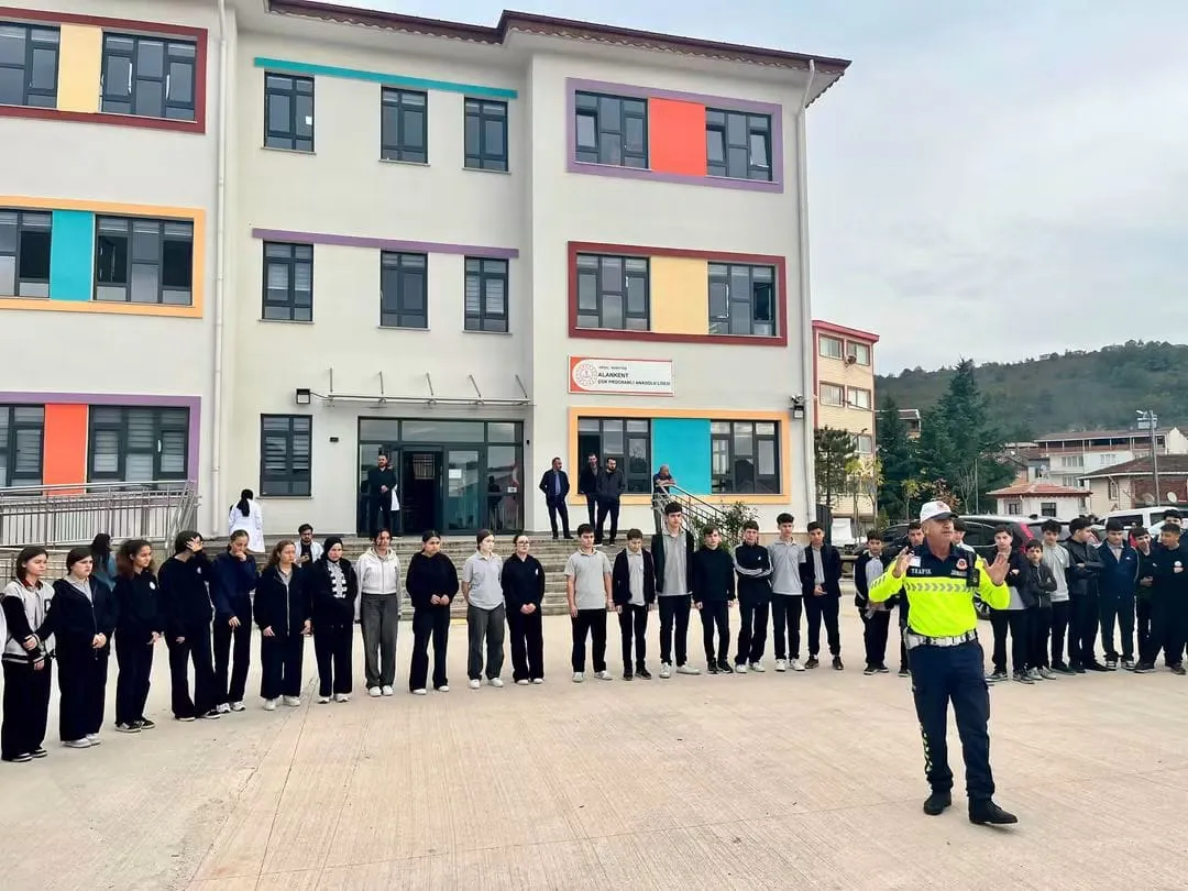 Öğrencilere trafik güvenliği eğitimi verildi