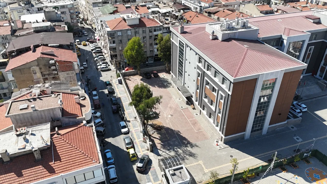 Beş Okulun Kullandığı Sokağa Konak Belediyesi’nden güvenli dokunuş