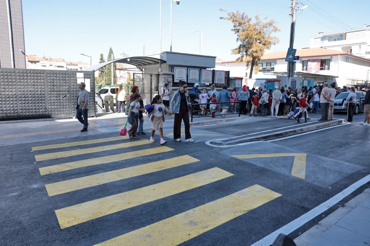 Beş Okulun Kullandığı Sokağa Konak Belediyesi’nden güvenli dokunuş