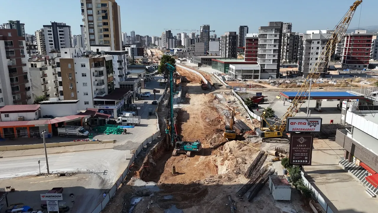 Mersin’in en büyük katlı kavşak Projesi’nde Büyükşehir’den 7/24 mesai