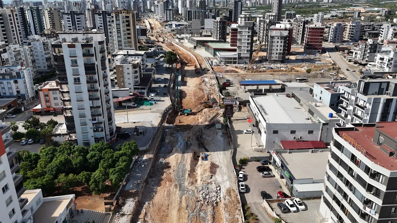 Mersin’in en büyük katlı kavşak Projesi’nde Büyükşehir’den 7/24 mesai