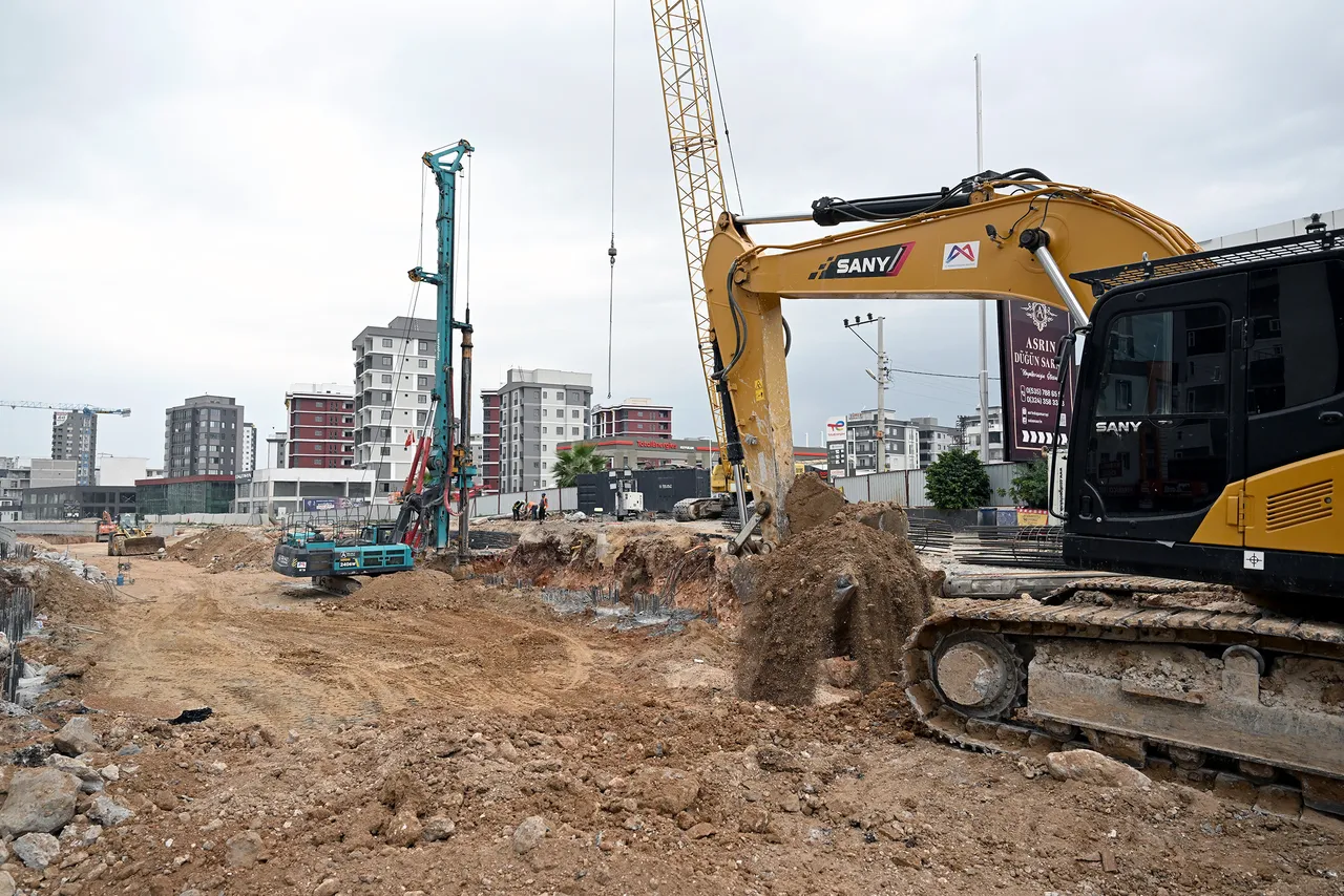 Mersin’in en büyük katlı kavşak Projesi’nde Büyükşehir’den 7/24 mesai