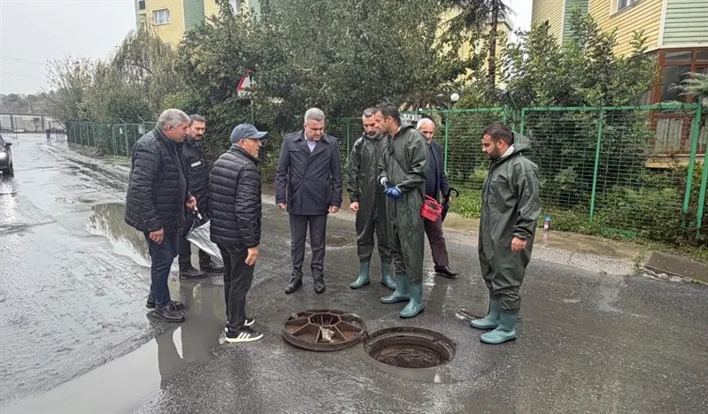 Küçükçekmece'de etkili olan yoğun yağışların ardından yürütülen çalışmaların ikinci gününde aralıksız sürdürülüyor
