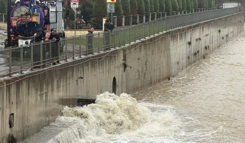 Küçükçekmece'de etkili olan yoğun yağışların ardından yürütülen çalışmaların ikinci gününde aralıksız sürdürülüyor