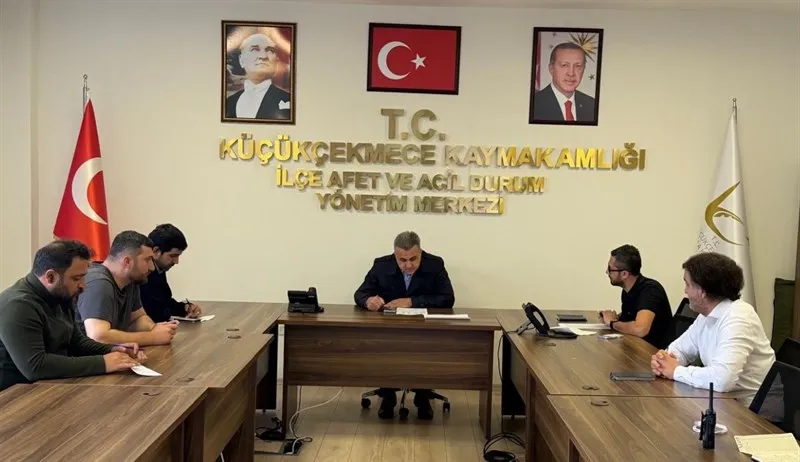 Küçükçekmece'de etkili olan yoğun yağışların ardından yürütülen çalışmaların ikinci gününde aralıksız sürdürülüyor